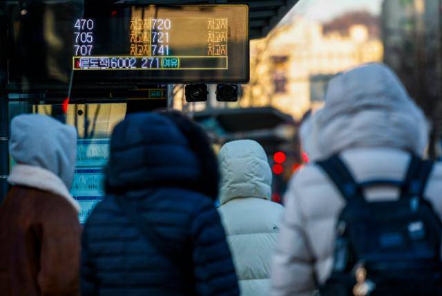 14일 서울 종로구 광화문 인근 버스정류장 전광판에 차고지에서 출발하지 않은 버스 정보가 나타나 있다. 뉴시스