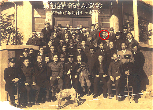 문경보통학교 교사 박정희가 만주군관학교 입교를 위해 만주로 떠나기 직전인 1940년 2월 한 행사에서 지역 유지들과 함께 찍은 사진. 붉은 원 안이 박정희 교사다. 정운현 제공