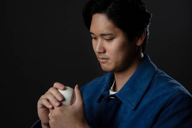 <yonhap photo-4768=""> Los Angeles Dodgers' Shohei Ohtani poses for photos after an interview with The Associated Press in Pasadena, Calif., Wednesday, Nov. 26, 2025. (AP Photo/Jae C. Hong)/2025-12-09 21:02:35/ <저작권자 ⓒ 1980~2025 ㈜연합뉴스. 무단 전재 재배포 금지, AI 학습 및 활용 금지></yonhap>