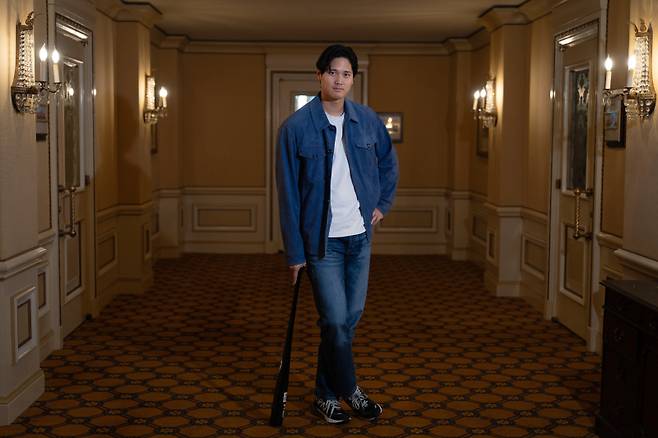 <yonhap photo-4779=""> Los Angeles Dodgers' Shohei Ohtani poses for photos after an interview with The Associated Press in Pasadena, Calif., Wednesday, Nov. 26, 2025. (AP Photo/Jae C. Hong)/2025-12-09 21:03:15/ <저작권자 ⓒ 1980~2025 ㈜연합뉴스. 무단 전재 재배포 금지, AI 학습 및 활용 금지></yonhap>