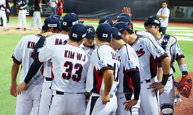 <yonhap photo-3896="">16일 오후 대만 타이베이 톈무야구장에서 열린 세계야구소프트볼연맹(WBSC) 프리미어12 2024 B조 조별리그 대한민국과 도미니카공화국의 경기. 경기 시작 전 대한민국 선수들이 모여 승리의 결의를 다지고 있다. 2024.11.16 [연합뉴스]</yonhap>