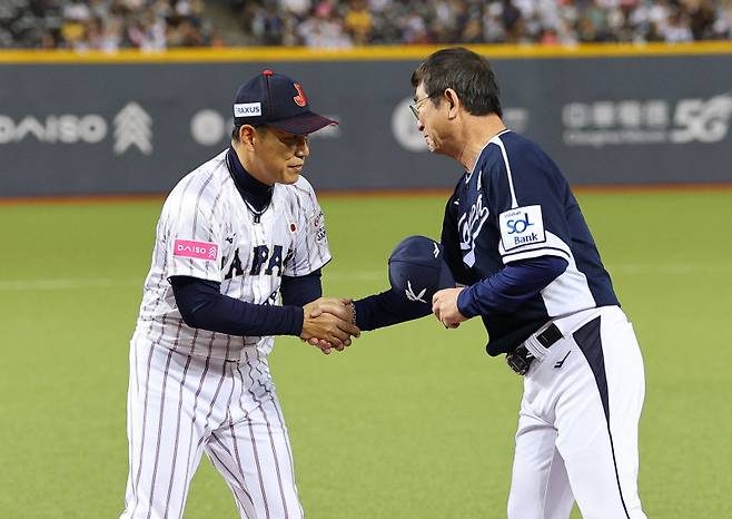 <yonhap photo-4552="">15일 오후 대만 타이베이돔에서 열린 세계야구소프트볼연맹(WBSC) 프리미어12 2024 B조 조별리그 대한민국과 일본의 경기. 경기 시작 전 류중일 감독이 일본의 이바타 히로카즈과 악수하고 있다. 2024.11.15 [연합뉴스]</yonhap>