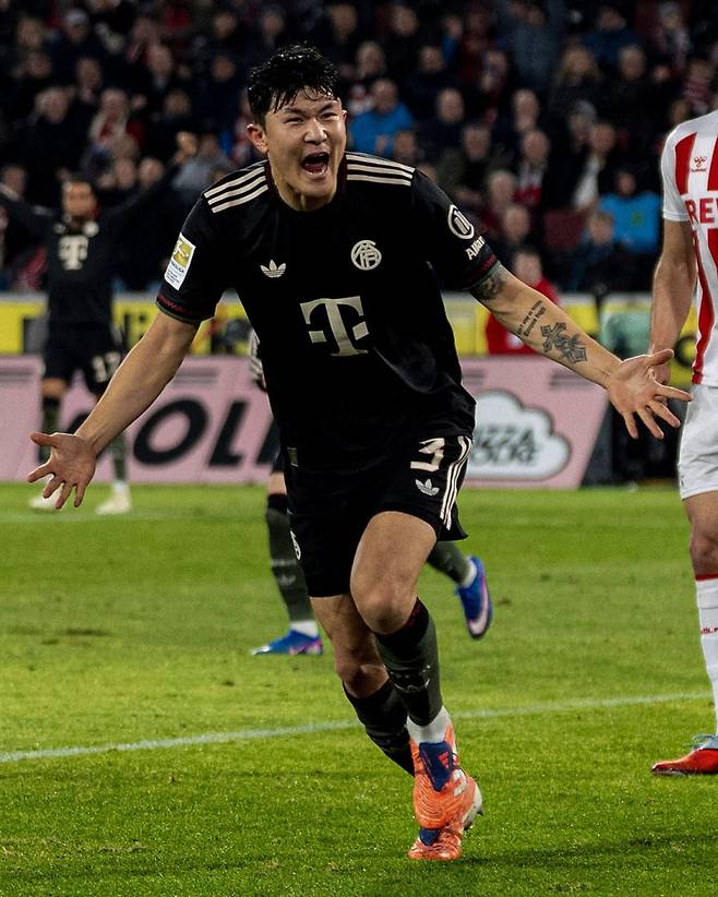 뮌헨 김민재가 15일 라인에네르기 슈타디온에서 열린 쾰른과의 2025~26 분데스리가 17라운드 원정경기 중 역전 헤더 득점을 터뜨리고 환호하고 있다. 사진=뮌헨 SNS