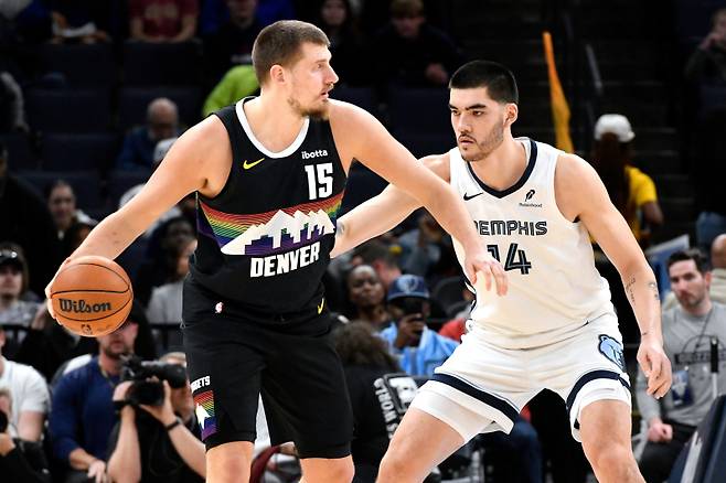 <yonhap photo-2020="">NBA 슈퍼스타 니콜라 요키치를 상대하는 잭 이디의 모습. [AP=연합뉴스]</yonhap>