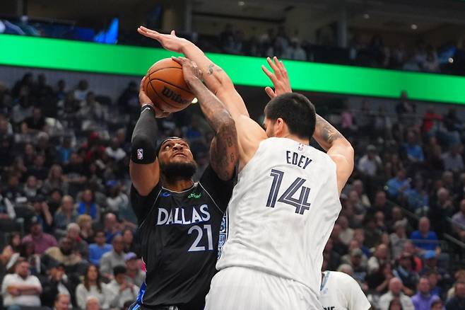<yonhap photo-2418=""> Dallas Mavericks forward Daniel Gafford (21) shoots against Memphis Grizzlies center Zach Edey (14) during the first half of an NBA basketball game in Dallas, Saturday, Nov. 22, 2025. (AP Photo/LM Otero)/2025-11-23 11:48:53/ <저작권자 ⓒ 1980~2025 ㈜연합뉴스. 무단 전재 재배포 금지, AI 학습 및 활용 금지></yonhap>