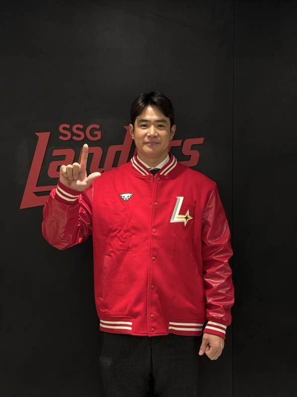 지난달 15일 SSG와 다년 계약한 김재환이 기념 사진을 찍고 있다. SSG 제공