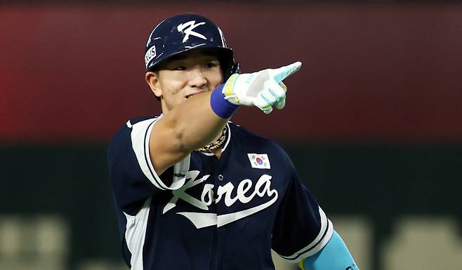 <yonhap photo-3689="">15일 일본 도쿄돔에서 열린 2025 K베이스볼 시리즈 대한민국과 일본의 평가전. 4회말 무사 1루 안현민이 선제 투런홈런을 쏘아올린 뒤 그라운드를 돌고 있다. 2025.11.15 [사진=연합뉴스]</yonhap>