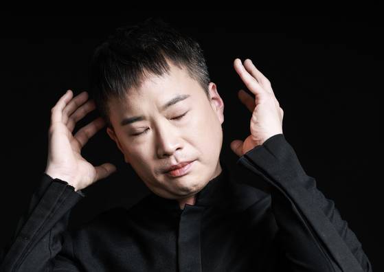 정재일 음악감독이 지난달 24일 서울 상암동 중앙일보 사옥에서 인터뷰를 한 뒤 포즈를 취하고 있다. 피아노, 기타 등 다양한 악기를 연주하는 정 감독은 “결국은 연주도 작곡을 위한 훈련이었다”며 “기회가 된다면 대금, 아쟁 등의 국악기를 배우고 싶다”고 말했다. 권혁재 사진전문기자