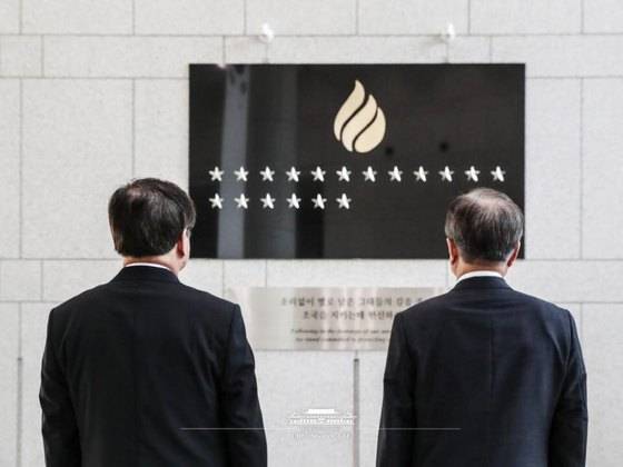 2018년 7월 문재인 당시 대통령(오른쪽)이 국가정보원 구내에 설치한 이름 없는 별을 바라보고 있다. 왼쪽은 서훈 당시 국가정보원장. [중앙포토]