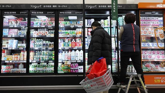 지난 11일 서울 한 대형마트 매장 내의 소비자와 직원 모습. 연합뉴스