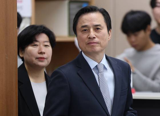 조은석 특별검사가 지난해 12월 15일 특검 최종 수사 결과를 발표하기 위해 기자실로 들어서고 있다. 뉴스1