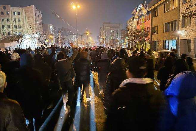 지난 8일(현지시간) 이란 테헤란에서 시민들이 반정부 시위에 참여하고 있다. AP=연합뉴스.