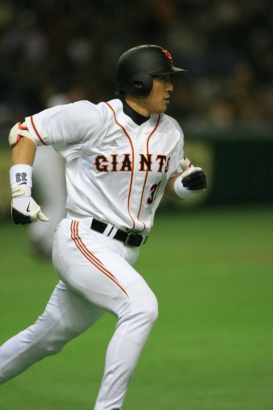 2006년 요미우리 유니폼을 입고 개막전에 출전한 이승엽. 중앙포토