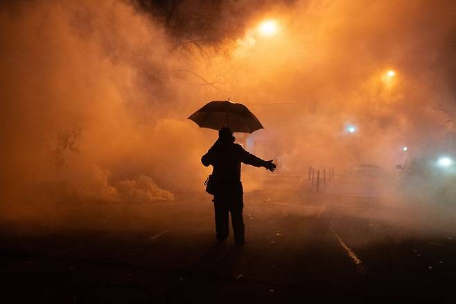 14일(현지시간) 미국 미네소타주 미니애폴리스에서 이민세관단속국(ICE) 요원이 베네수엘라 남성을 총격한 사건 이후 연방 법 집행 요원과 경찰관들이 시위대와 대치하고 있다. EPA=연합뉴스
