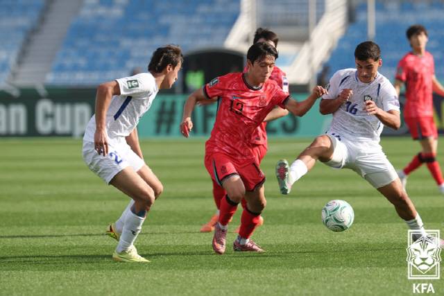 ▲ 한국 23세 이하 축구 국가대표팀 김도현이  13일(현지 시간) 사우디아라비아 리야드 프린스 파이살 빈 파흐드 스타디움에서 열린 우즈베키스탄과 2026 AFC U-23 아시안컵 조별리그 C조 최종전에서 경합을 펼치고 있다.  대한축구협회 제공