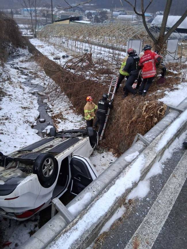 ▲ 15일 오전 8시 2분쯤 횡성군 우천면 산전리 인근에서 승용차 1대가 미끄러져 2.5m 아래 도랑으로 추락했다. 강원소방본부 제공