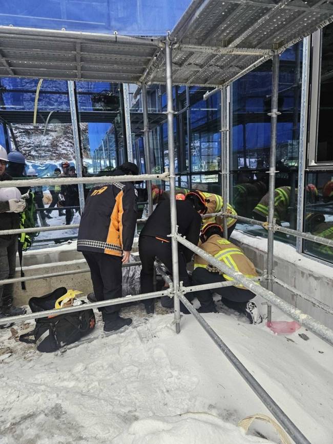 ▲ 15일 오전 9시 45분쯤 춘천시 신북읍에서 유리 교체 작업을 하던 40대 작업자가 비계 아래로 추락하는 사고가 났다. 강원소방본부 제공