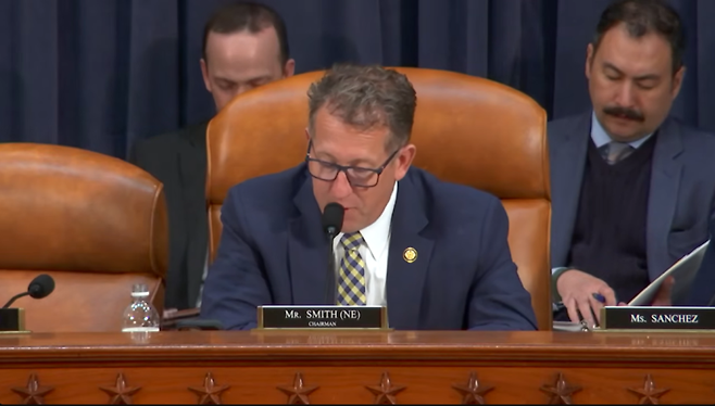 13일(현지시간) 미 연방 하원 세입위원회 무역소위원회가 개최한 청문회에서 발언하고 있는 에이드리언 스미스 위원장. 유튜브 캡처