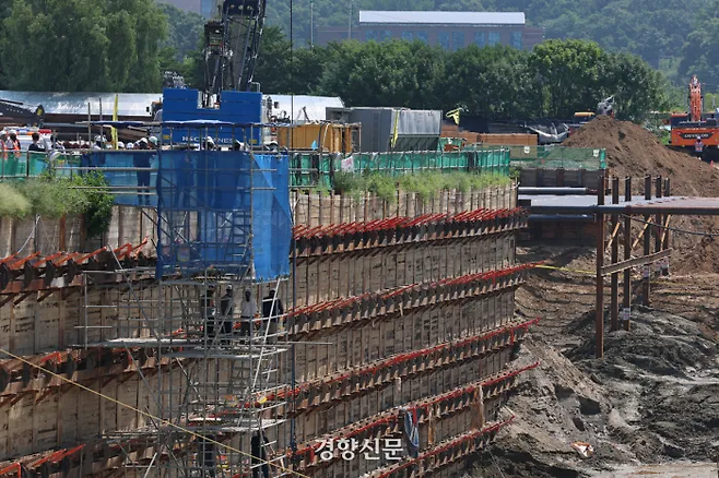 포스코이앤씨가 시공을 맡은 광명-서울고속도로 연장 공사 현장에서 전날 발생한 작업자 감전 사고와 관련해 경찰 관계자들이 경기 광명시 공사현장에서 합동감식을 하고 있다. 정효진 기자