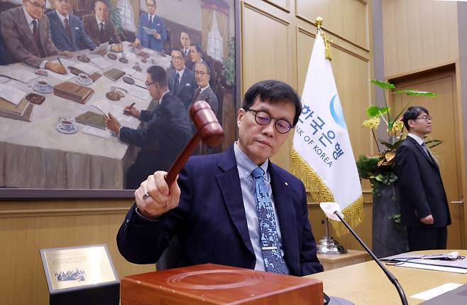 의사봉 두드리는 이창용  총재 이창용 한국은행 총재가 15일 서울 중구 한국은행에서 열린 금융통화위원회 통화정책방향 회의에서 의사봉을 두드리고 있다. 연합뉴스