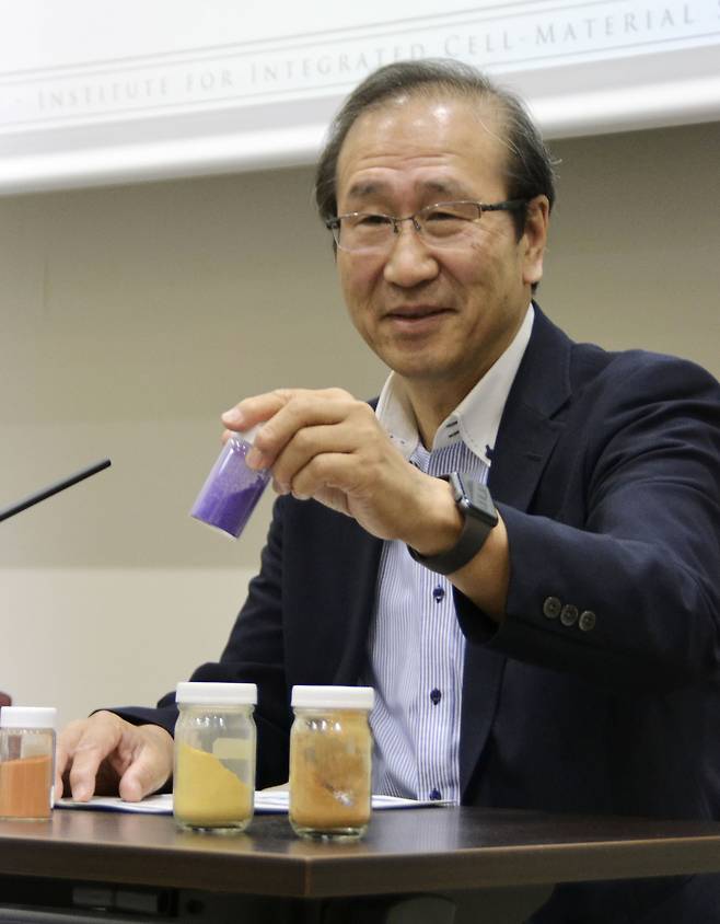Susumu Kitagawa, a Kyoto University professor, holds a sample of a porous material he developed, in Japan on Sept. 13, 2018. He was a co-recipient of the 2025 Nobel Prize in Chemistry.[AP/YONHAP]