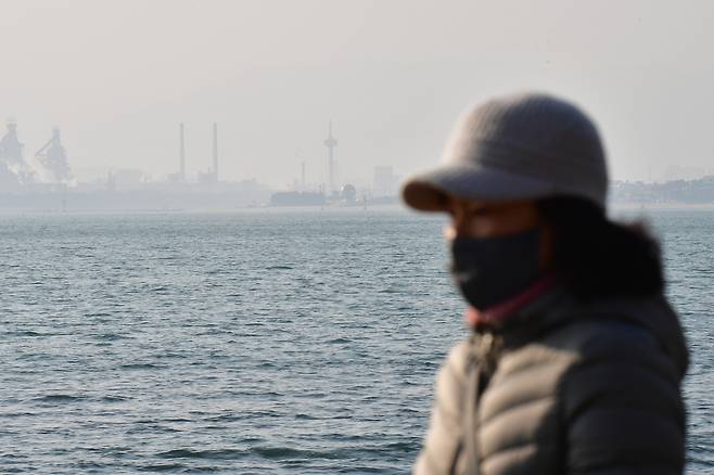 Pohang, North Gyeongsang is seen clouded in fine dust on Jan. 4. [NEWS1]
