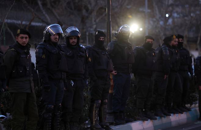 Iranian riot police stand guard as students protest in front of the British embassy in Tehran, Iran, on Jan. 14. [EPA/YONHAP]