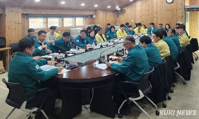 충남도는 15일 홍성군 용봉산자연휴양림 산림전시관에서 15개 시군 산림부서 공무원과 사업소 기관장 등이 참석한 가운데 ‘소나무재선충병 방제대책 회의’를 개최했다.&nbsp;