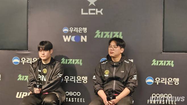 (왼쪽부터) ‘빅라’ 이대광과 박준석 BNK 피어엑스 감독 15일 서울 종로구 치지직 롤파크에 위치한 LCK 아레나에서 열린 농심 레드포스와의 2026 LCK컵 그룹 배틀 경기가 끝난 뒤 기자회견에 참석하고 있다. 송한석 기자