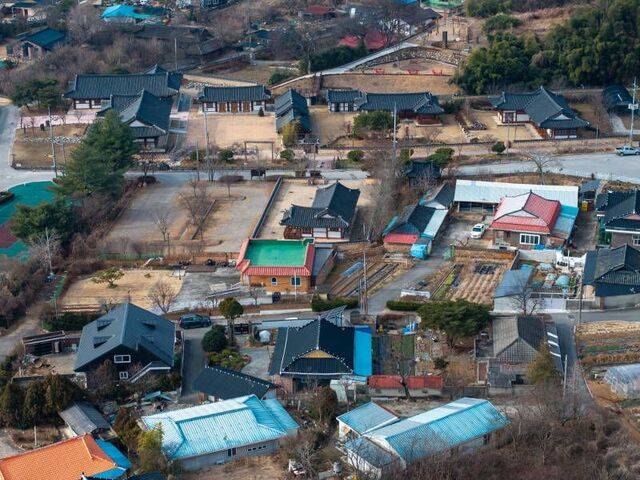 삼부자 집 등 옛 한옥을 품은 함라한옥마을.