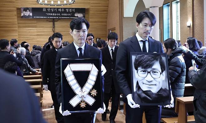 9일 서울 중구 명동성당에서 배우 안성기의 영결식이 열리고 있다. 사진공동취재단