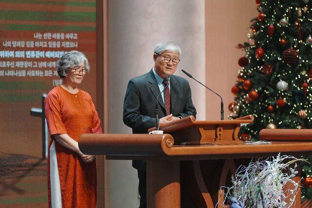 베트남에서 사역하고 은퇴한 김덕규(오른쪽) 장광숙 선교사가 지난달 충북 청주 상당교회에서 열린 은퇴감사예배에서 소감을 전하고 있다. 상당교회 제공