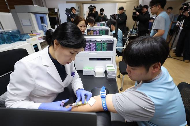 15일 오전 서울 영등포구 서울지방병무청  제1병역판정검사장에서 열린 2026년도 병역판정검사에서 대상자들이 혈액 검사를 받고 있다. 뉴시스