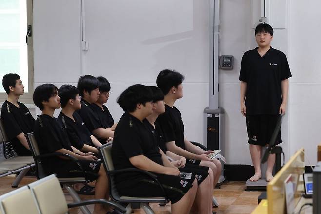 15일 오전 서울 영등포구 서울지방병무청  제1병역판정검사장에서 열린 2026년도 병역판정검사에서 대상자들이 신체검사를 받고 있다. 뉴시스