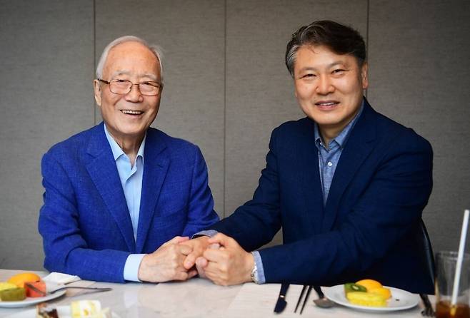 국제교회논평회 설립자 박조준(왼쪽) 목사와 이사장 임우성 목사가 서로 손을 맞잡고 사진을 찍고 있다. 국제교회논평회 제공