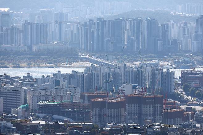 서울 남산에서 바라본 아파트 단지. [연합뉴스]