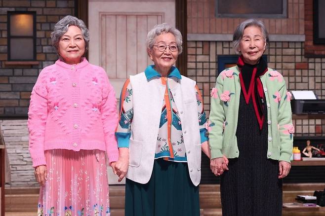 연극 '노인의 꿈'에서 직접 영정사진을 그리겠다며 미술학원에 찾아가는 '춘애'역을 맡은 세 배우. 왼쪽부터 김용림, 김영옥, 손숙.  수컴퍼니