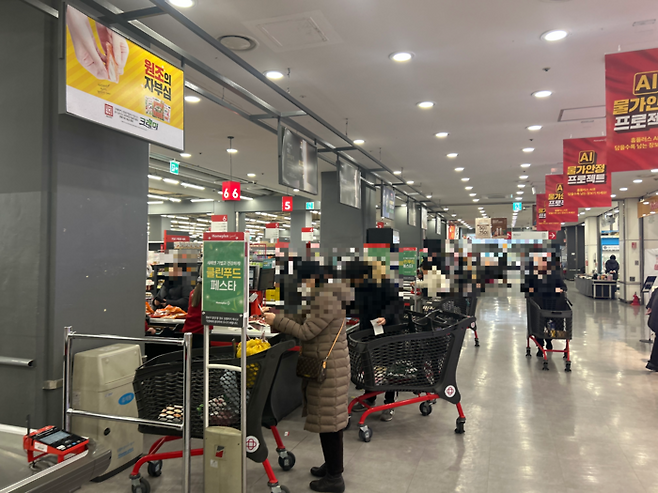 홈플러스 시흥점을 방문한 손님들. [변덕호 기자]