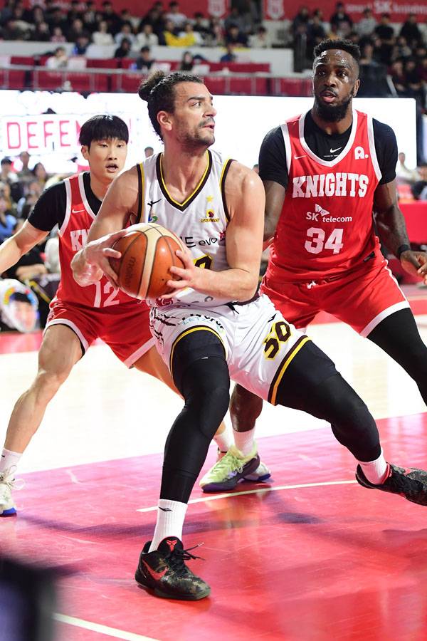 마레이는 이날 3쿼터 파울 트러블에 몰리며 어려운 경기했다. 사진 제공= KBL