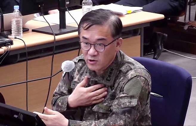 [서울=뉴시스] 조성우 기자 = 여인형 전 국군방첩사령관이 지난해 11월 24일 서울 서초구 서울중앙지방법원에서 열린 윤석열 전 대통령의 내란 우두머리 및 직권남용 권리행사 방해 혐의 사건 속행 공판에 증인으로 출석해 답변하고 있다. (사진=서울중앙지방법원 제공) 2025.11.24. photo@newsis.com  *재판매 및 DB 금지 /사진=편집부