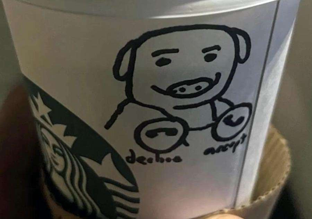 미국 로스앤젤레스 노워크시 스타벅스에서 보안관에게 제공된 음료 컵. 돼지 그림이 그려져 있다. 로스앤젤레스 카운티 보안관국