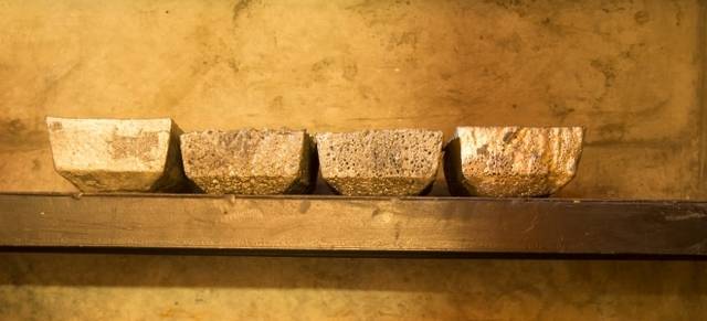 정제 전의 금 광석 덩어리. 사우디아라비아 국영 광산기업 마덴 홈페이지