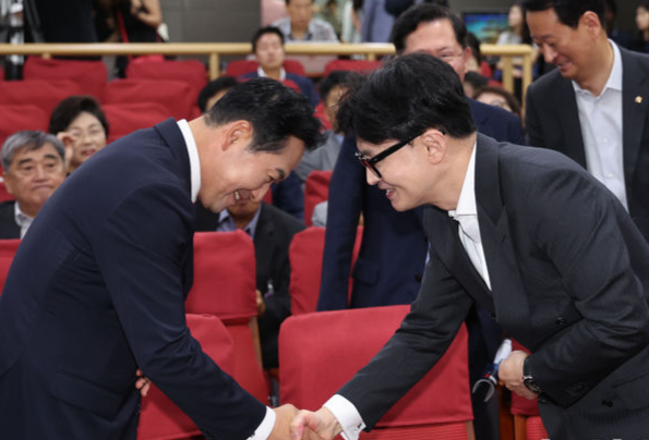 장동혁(왼쪽) 국민의힘 대표와 한동훈 전 대표. 뉴시스