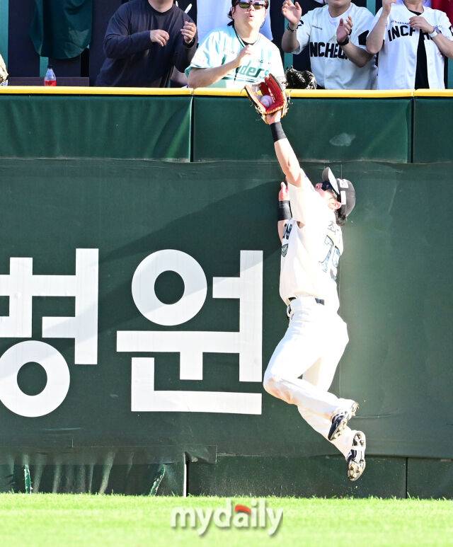 21일 오후 인천SSG랜더스필드에서 진행된 '2025 신한 SOL뱅크 KBO 리그' 두산-SSG의 경기. SSG 최지훈이 8회초 2사 케이브의 안타성 타구를 잡아내고 있다./마이데일리