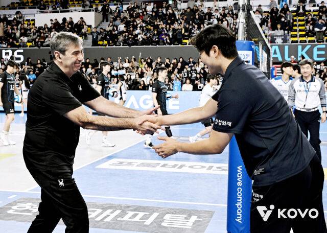 악수하는 필립 블랑 감독과 고준용 감독대행./KOVO