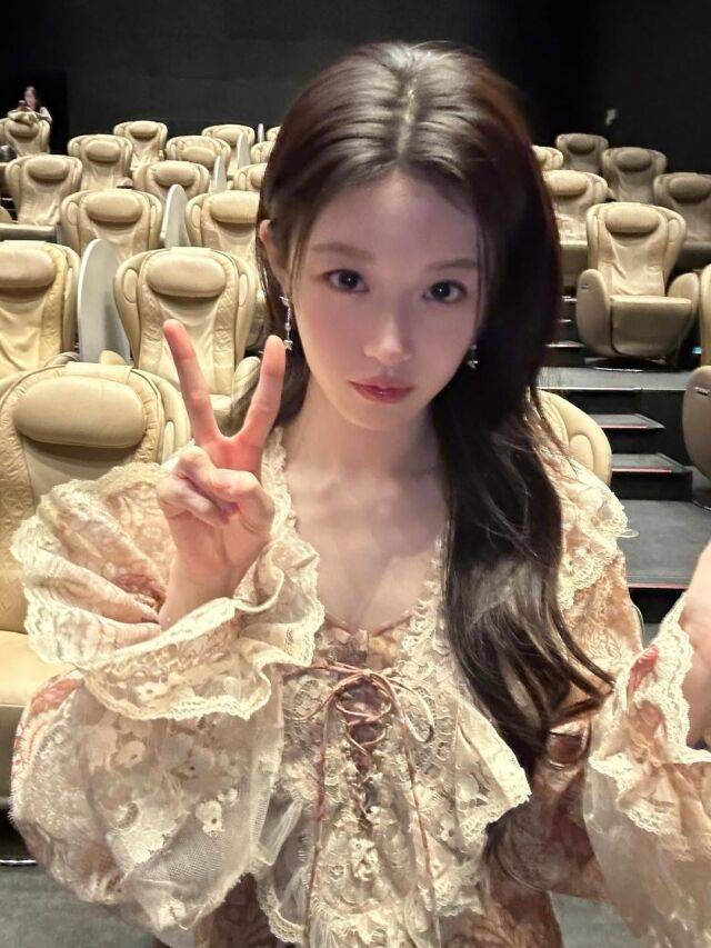 고윤정이 우아함과 유쾌함을 넘나드는 반전 매력을 뽐냈다. / 고윤정 인스타그램