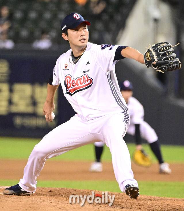 2025년 8월 27일 오후 서울 잠실구장에서 열린 '2025 신한 SOL뱅크 KBO 리그' 삼성 라이온즈와 두산 베어스의 경기. 두산 홍건희가 7회초 구원등판해 역투하고 있다./마이데일리