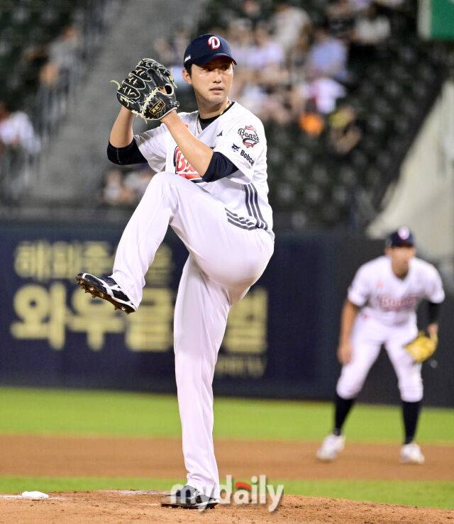 2025년 8월 27일 오후 서울 잠실구장에서 열린 '2025 신한 SOL뱅크 KBO 리그' 삼성 라이온즈와 두산 베어스의 경기. 두산 홍건희가 7회초 구원등판해 역투하고 있다./마이데일리