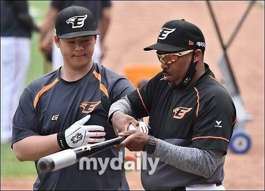 5년 전 한화 이글스에 있었던 조니 워싱턴 코치./마이데일리