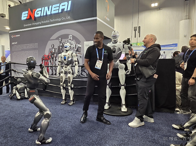 CES 2026에 중국의 엔진AI사 로봇이 전시돼 있다. 왼쪽은 PM01, 오른쪽은 새로 출시된  T800이다. 박지영 기자.
